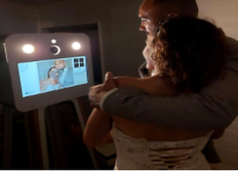 Borne interactive tactile utilisée par des invités pendant une soirée