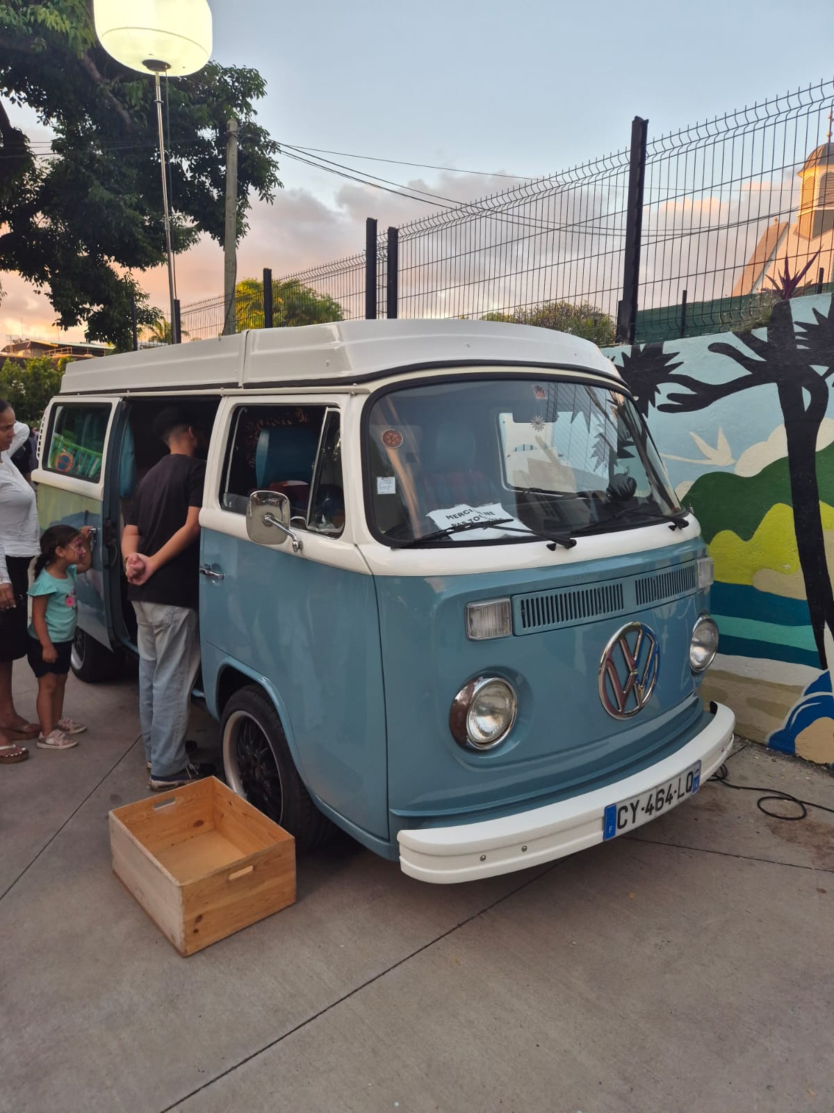 Le Photocombi, combi Volkswagen vintage bleu et blanc, installé lors d'un événement en plein air